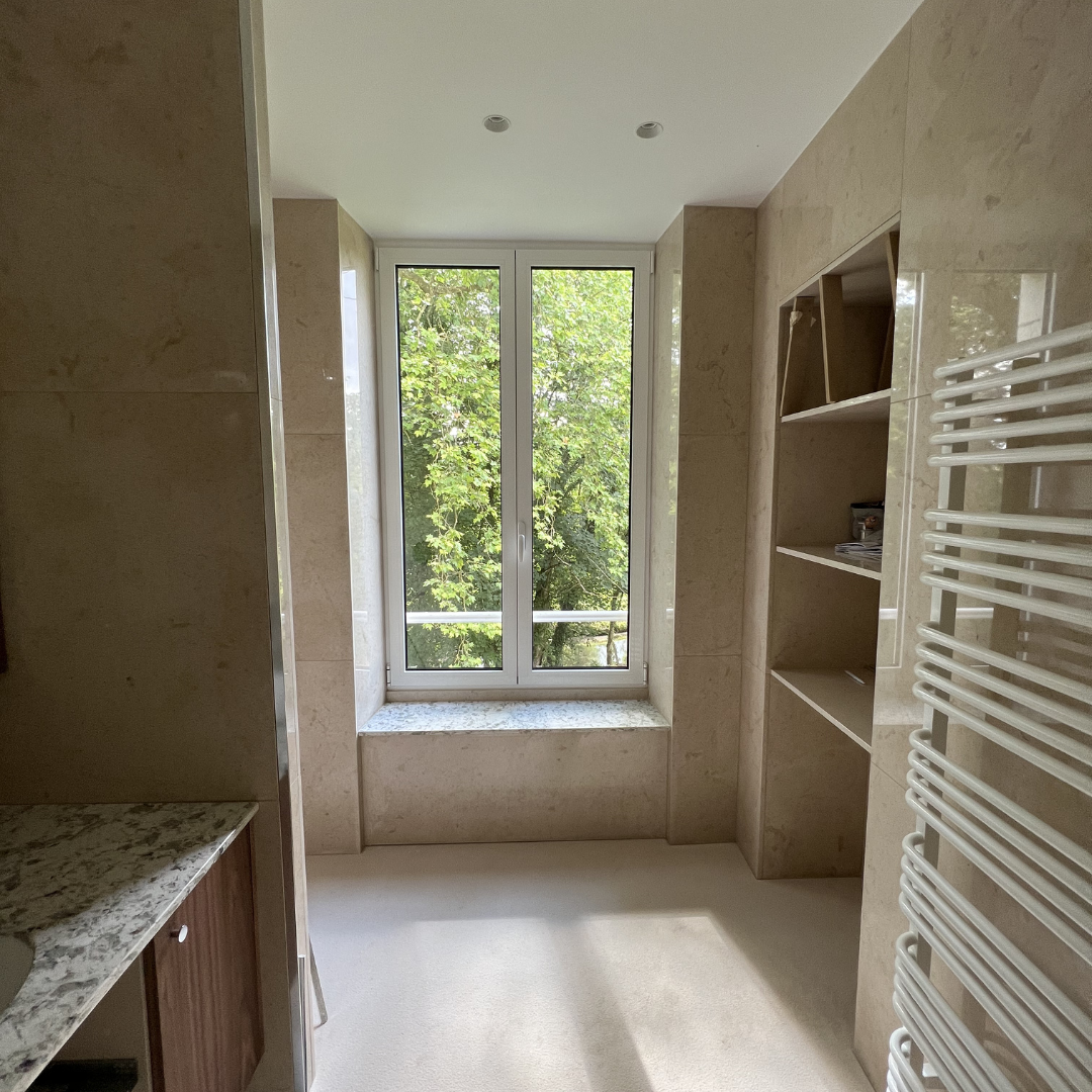 fenêtre salle de bain manoir après rénovation Le Mans Renov&Co